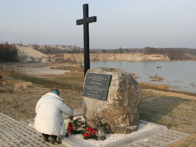 Kamień z wyrytym napisem oraz krzyż ustawiono obok miejsca, gdzie w maju rozegrała się tragedia. W tle widać to, co zostało po osunięciu się zachodniej skarpy.