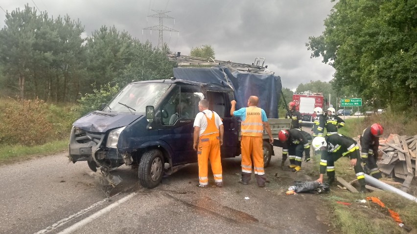 W Kawczu bus drewnem  zjechał do rowu [20.08.2018]