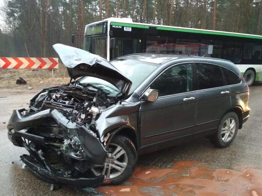 Grabówka: Wypadek autobusu komunikacji miejskiej linii 105. Cztery osoby ranne [ZDJĘCIA]