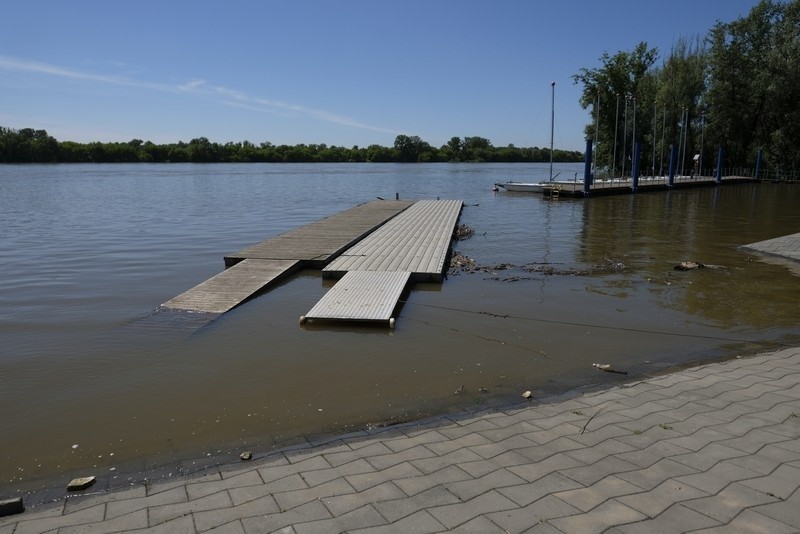 Poziom Wisły w Toruniu ma przekroczyć 6 metrów, do stanu...