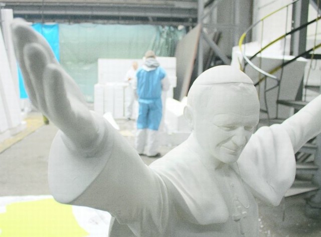 Dzięki uprzejmości Malpolu, jako pierwsza redakcja na świecie mogliśmy zajrzeć za kulisy produkcji 14-metrowej rzeźby papieża Jana Pawła II. Posąg ma być gotowym już w marcu. Odsłonięcie zaplanowano na 13 kwietnia.