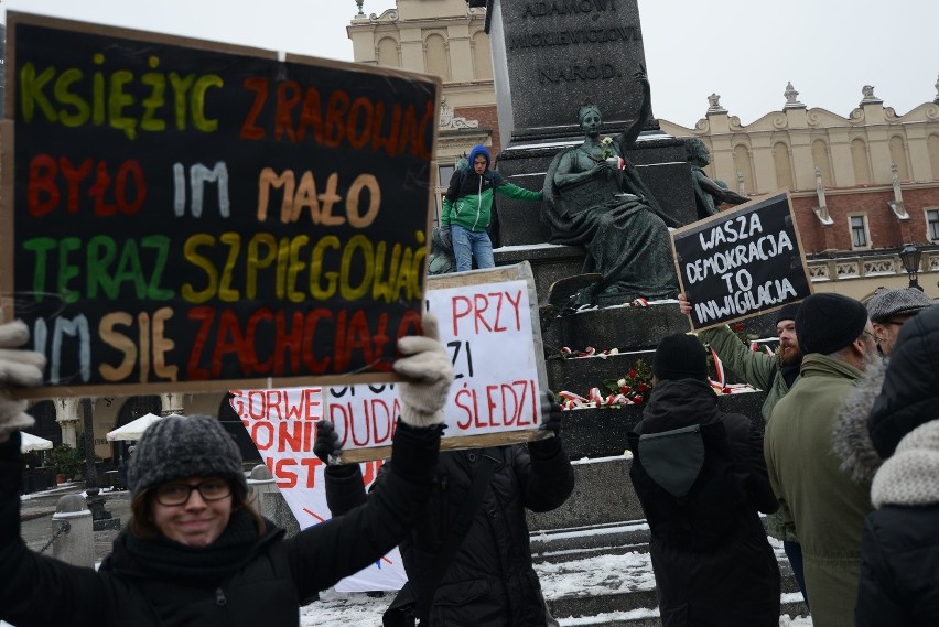 Kraków. Kolejny protest przeciw "ustawie inwigilacyjnej" [ZDJĘCIA]