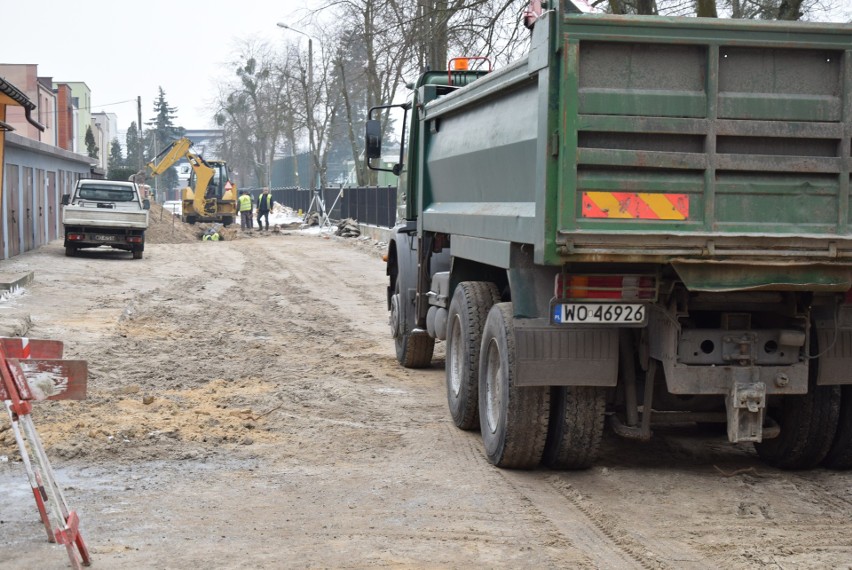 Ostrołęka. Ulica zbudowana z żydowskich macew remontowana [ZDJĘCIA]