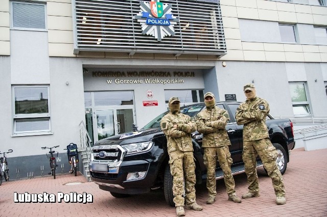 Policjanci Samodzielnego Pododdziału Kontrterrorystycznego Policji w Gorzowie Wlkp. wywalczyli III miejsce w Międzynarodowych Zawodach Wytrzymałościowo-Siłowych Służb Mundurowych „Uwierz, Walcz, Zwyciężaj”. We wtorek 9 lipca trzyosobowe drużyny rywalizowały ze sobą w trzech konkurencjach: tor przeszkód, wejście i zejście po linie oraz strzelanie. W rywalizacji wzięło udział kilkanaście zespołów żołnierzy i funkcjonariuszy służb mundurowych.Nasza drużyna okazała się jedną z najlepszych – w klasyfikacji OPEN nasi policjanci wywalczyli trzecie miejsce. W ramach zawodów rozegrano również Mistrzostwa Polski Policji, w których zwyciężyli policjanci SPKP z Krakowa, a lubuscy kontrterroryści w klasyfikacji znaleźli się zaraz za nimi, zdobywając drugie miejsce w kategorii drużynowej.Lubuscy kontrterroryści są profesjonalnie wyszkoleni, bezkompromisowi, silni i w 100 procentach zaangażowani w służbę. - Ich ważną i potrzebną służbę możemy najczęściej obserwować podczas spektakularnych realizacji, w których zatrzymują niebezpiecznych sprawców przestępstw oraz podczas zabezpieczenia poważnych wydarzeń, które mają miejsce w województwie lubuskim oraz całej Polsce. Ich profesjonalizm to efekt codziennych treningów, obozów sprawnościowych czy wyjazdów szkoleniowych podczas których podnoszą swoje umiejętności - wyjaśnia podkom. Maciej Kimet z zespołu prasowego lubuskiej policji.WIDEO: Wypadki w czasie wakacji. Policja stworzyła aktualizowaną mapę