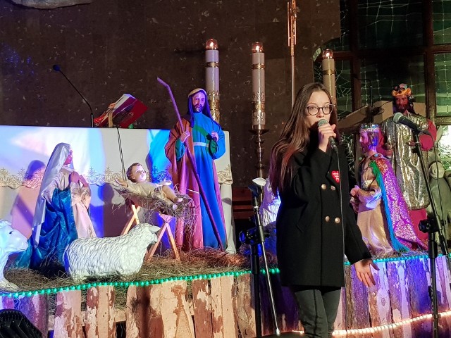 Koncert kolęd w parafii świętego Brata Alberta w Sędziszowie. Wystąpili artyści ze studia piosenki oraz orkiestra dęta.