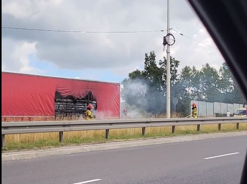 Białystok. Pożar ciężarówki na obwodnicy miasta. Tworzą się korki na Trasie Generalskiej w kierunku Warszawy [ZDJĘCIA]