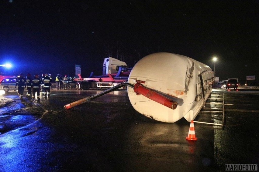 Beczka do przewozu cukru zablokowała drogę krajową 45...