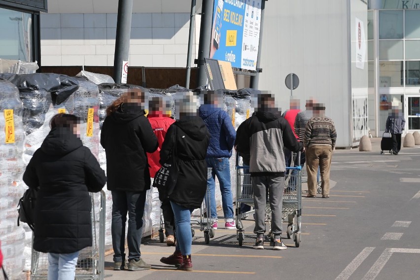 Tak wyglądały kolejki przed wrocławskimi marketami