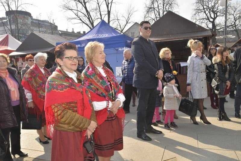 Radom. Kiermasz wielkanocny na deptaku. Udana licytacja pisanek na rzecz podopiecznych Caritas Pallotyńskiej