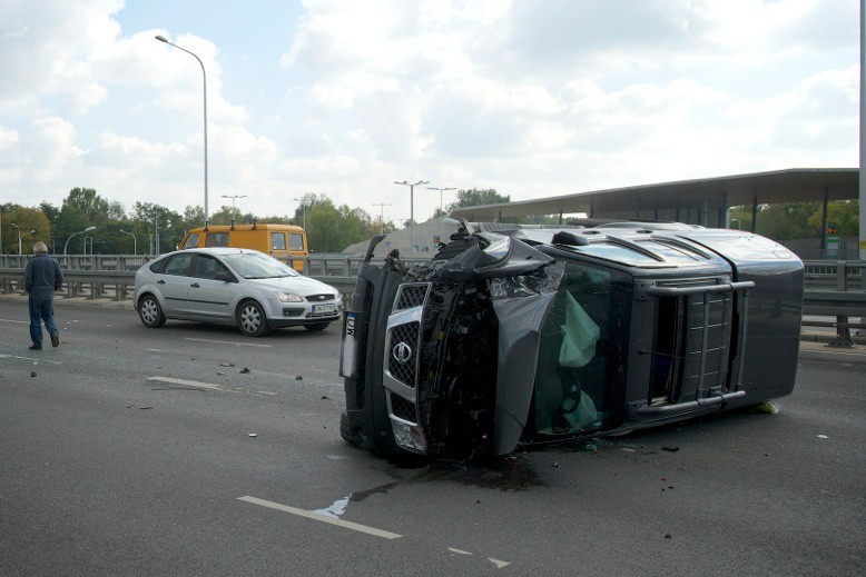 Wrocław: Wypadek na Lotniczej. Ogromne korki w stronę Leśnicy (ZDJĘCIA)