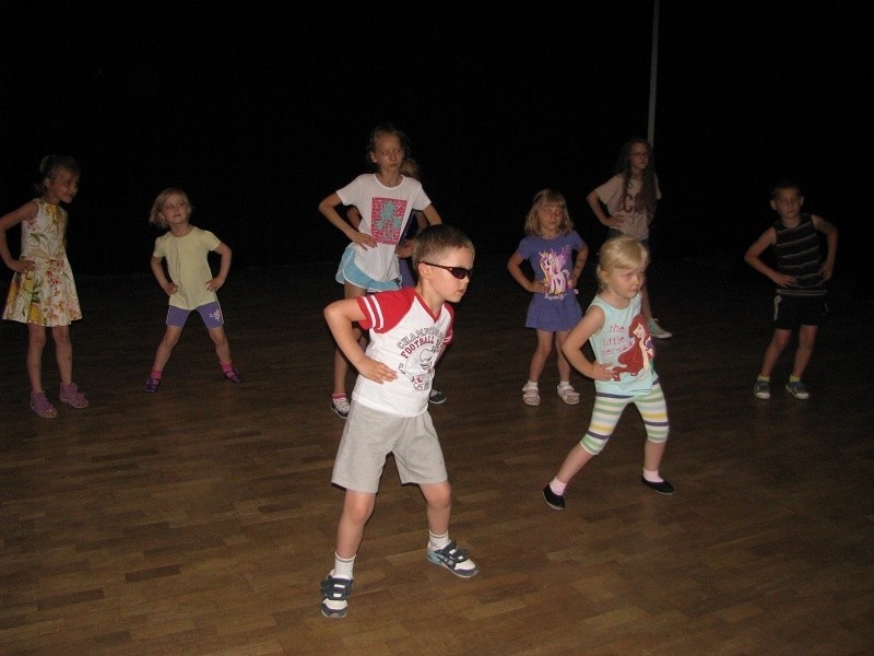 W WOK „Hutnik” na zajęciach tanecznych dzieci uczyły się...