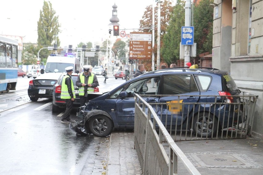 Wypadek na buspasie na Traugutta. Tramwaj zderzył się z taksówką