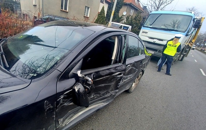 Wypadek we Wrocławiu. Zderzenie dwóch aut na ul. Wyścigowej [ZDJĘCIA]