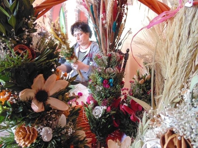 Wielkanocne palmy pani Jolanty Morek z Józefowa nad Wisłą urzekają naturalnością 