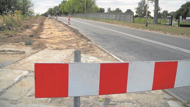 Mieszkańców okolicy niepokoi to, że ekipa budowlana na pewien czas zniknęła z placu budowy.