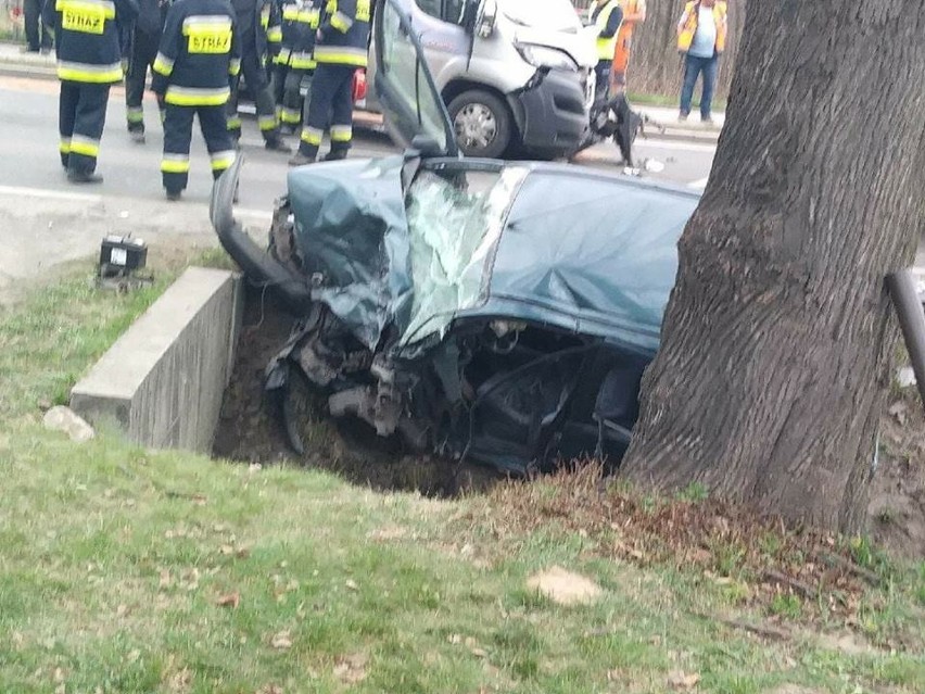 Kochanów. Bus zderzył się z samochodem osobowym. Przyleciał helikopter