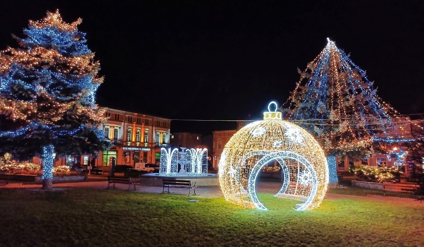 Świąteczne iluminacje mienią się kolorami i przyciągają...