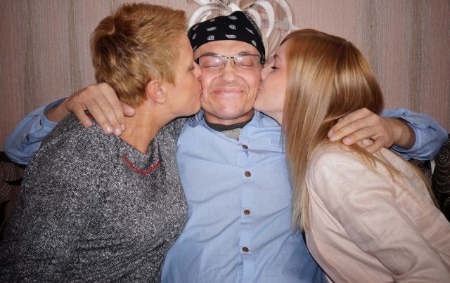 Marian Gmyrek (na zdjęciu z żoną Agatą i córką Natalią) jest już po przeszczepie, jest jeszcze w klinice we Wrocławiu, czuje się coraz lepiej.