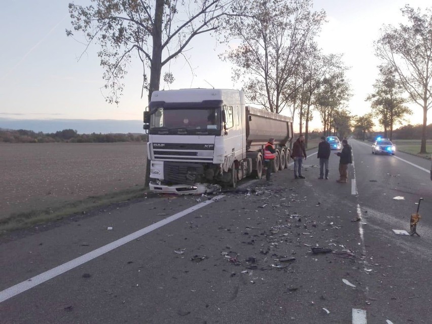 Wypadek śmiertelny pod Brzegiem. Auto osobowe zderzyło się z dwoma ciężarówkami