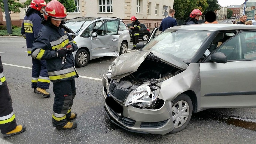 Tuż przed godziną 15.00 strażacy przybyli na rondo...