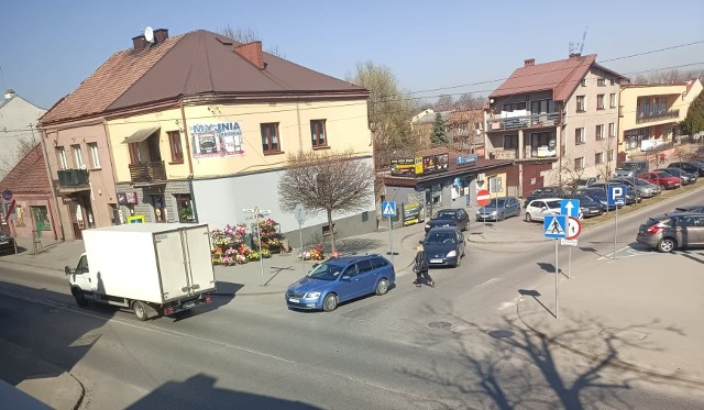 Skrzyżowanie ulic 3 Maja i Mikołaja Reja w Proszowicach.