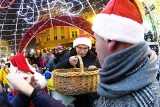 Odpalenie świątecznych iluminacji przy pomocy świty Świętego Mikołaja, prezydenta i mieszkańców 