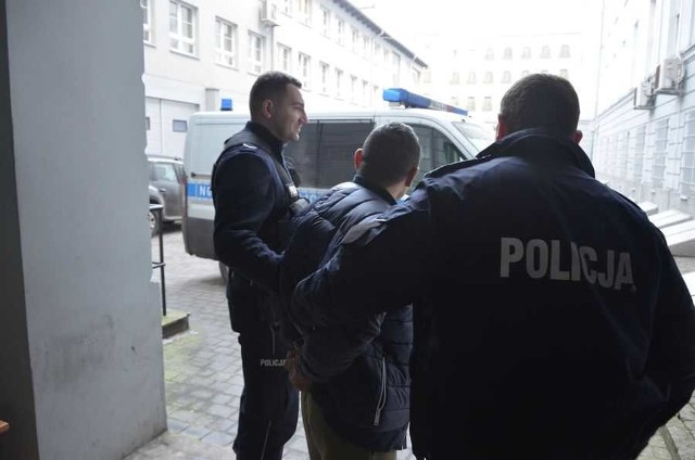 Zatrzymanie 42-latka z Gdańska, który jest podejrzany o znęcanie się nad rodziną i kradzież
