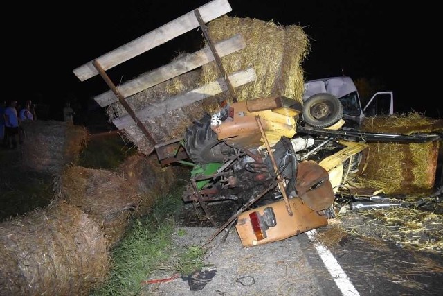 Bus uderzył w nieoświetloną przyczepę z beletami słomy w Sycynie Kolonii.