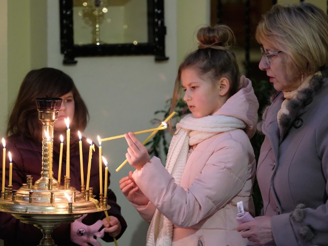 Zgodnie z kalendarzem juliańskim w poniedziałek 7 stycznia prawosławni i wierni innych obrządków wschodnich m.in. grekokatolicy i staroobrzędowcy, obchodzą Boże Narodzenie. Pierwszego dnia świąt Bożego Narodzenia wspomina się przyjście Jezusa na świat. W drugim dniu obchodzona jest uroczystość Świętej Bogurodzicy, a w trzecim św. Stefana (w obrządku łacińskim: Szczepana) pierwszego męczennika i diakona. W cerkwi nie ma szopki bożonarodzeniowej. Zastępuje ją ikona Narodzenia Pańskiego. Zobaczcie zdjęcia z liturgii bożonarodzeniowej w soborze św. Jana Chrzciciela w Przemyślu.Zobacz też: Mikołaj Rey na prawosławnej Wigilii. Jak wyglądają jej obchody?