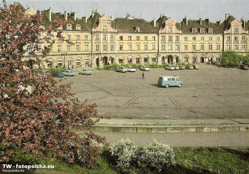 Kiedyś Zebrań Ludowych, teraz Zamkowy. Plac, który jest jedną z najważniejszych wizytówek Lublina. Zdjęcia z drugiej połowy XX wieku