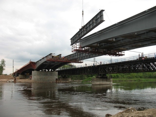 Budowa mostu w Malkini - montaz ostatnich elementów - maj 2010