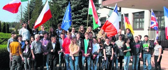 Pamiątkowe zdjęcie polskich uczniów, ich zagranicznych kolegów i opiekunów przed kozienicką szkołą.