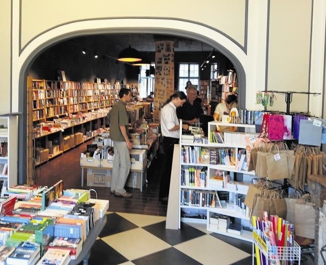 W piątek księgarnia Arsenał była otwarta po raz pierwszy pod nowym adresem – przy Starym Rynku 58. Z dotychczasowej siedziby, Galerii Arsenał, została przeniesiona po tym, jak dyrektor galerii zdecydował o wstawieniu fotoplastykonu.