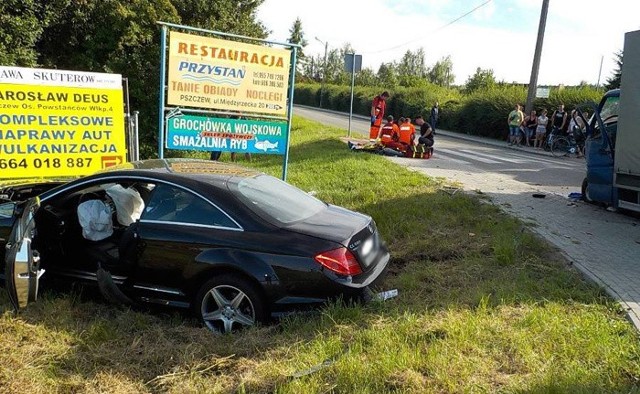 Do poważnego wypadku doszło w czwartek (21 lipca) na drodze wyjazdowej z Pszczewa. Kierowca luksusowego mercedesa wymusił pierwszeństwo i zderzył się z mercedesem sprinterem. Trzy osoby ze sprintera trafiły do szpitala. Najciężej ranny został śmigłowcem przetransportowany do szpitala w Zielonej Górze.Kierujący luksusowym mercedesem zajechał drogę prawidłowo jadącemu busowi. Doszło do zderzenia. Na miejsce wypadku przyjechała policja i służby ratunkowe. Wezwano śmigłowiec lotniczego pogotowi ratunkowego, który zabrał najciężej rannego mężczyznę. Z bardzo poważnymi urazami głowy oraz licznymi złamaniami został przetransportowany do szpitala w Zielonej Górze. Dwie ranne osoby ze sprintera przewieziono do szpitala karetkami.Osobom jadącym drugim mercedesem nic się nie stało. Akcja ratunkowa trwała 3,5 godziny. Brały w niej udział trzy zastępy strażaków z Międzyrzecza i ochotników z Pszczewa.