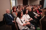 Uroczysta gala z okazji Międzynarodowego Dnia Pielęgniarki i Położnej w hotelu Uroczysko w Cedzynie. Zobaczcie kogo nagrodzono
