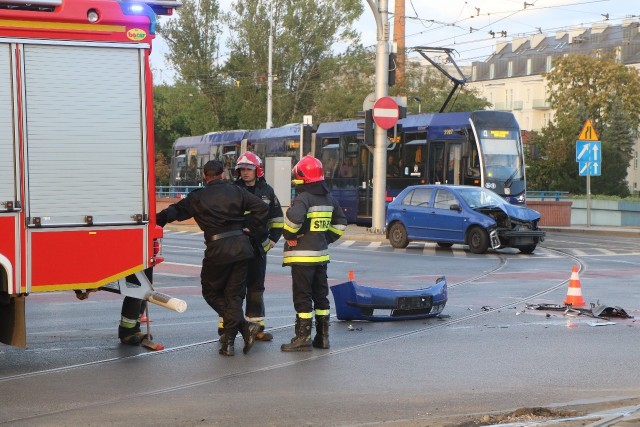 Wóz bojowy straży pożarnej wjechał na sygnale na plac Jana Pawła II, gdzie zderzył się z autem osobowym. Policja po przyjechaniu na miejsce ustali dokładny przebieg wypadku. Przejazd przez plac jest częściowo zablokowany
