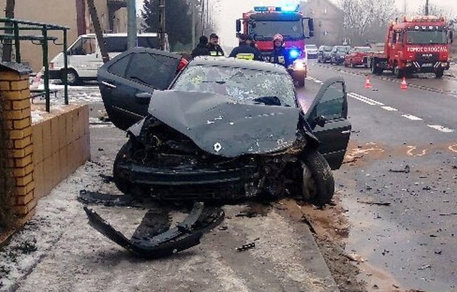 Do wypadku doszło wczoraj 19.12. po godzinie 09:00 w miejscowości Kowale Oleckie. Funkcjonariusze pracujący na miejscu zdarzenia wstępnie ustalili, że 32-letni obywatel Łotwy, wyjeżdżając z drogi podporządkowanej, nie ustąpił pierwszeństwa przejazdu kierującemu osobowym renault w wyniku czego doszło do zderzenia pojazdów.