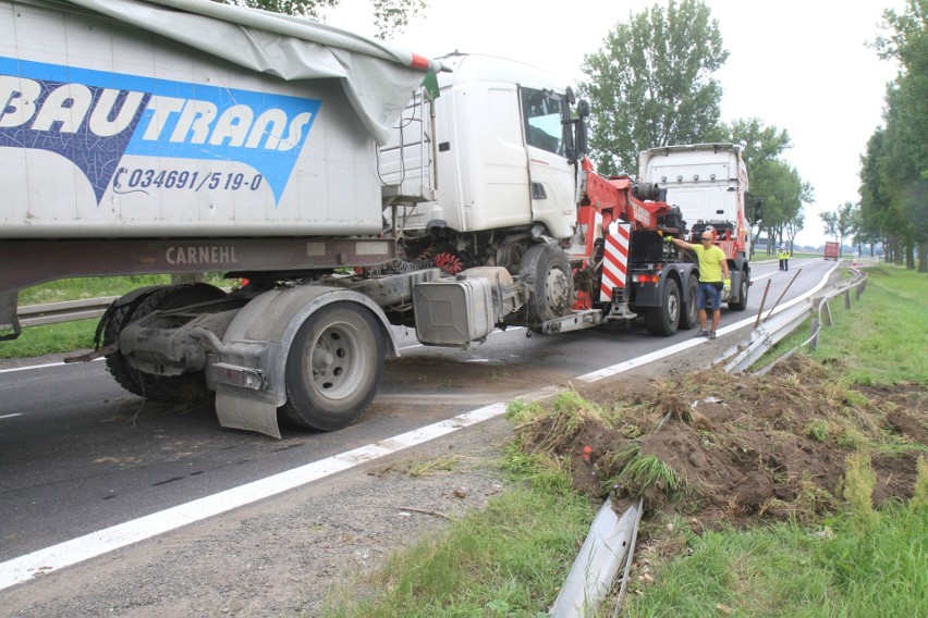 Zderzenie dwóch ciężarówek na DK8. Jedna wpadła do rowu [ZDJĘCIA]