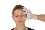 Spuchnięta powieka może być objawem choroby. Sprawdź, kiedy z opuchlizną trzeba się zgłosić do lekarza, a kiedy można ją leczyć w domu