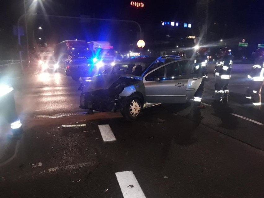 Policja poinformowała, że gdy nieoznakowany radiowóz...