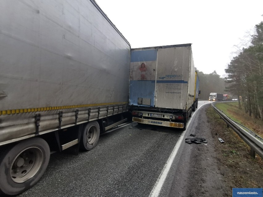 Groźny wypadek we Włocławku. Zderzenie dwóch ciężarówek i samochodu dostawczego [zdjęcia]