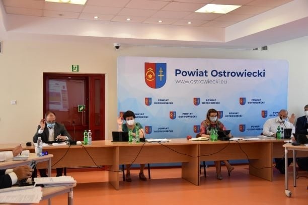 Absolutorium dla Zarządu Powiatu Ostrowieckiego po długiej dyskusji. Opozycja wstrzymała się od głosu (ZAPIS TRANSMISJI)