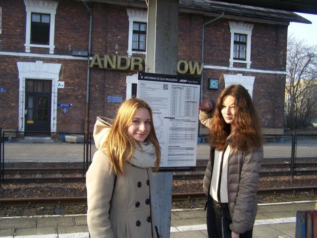Natalia(z lewej) i Karolina pociągami z Andrychowa dojeżdżają do wielkich miast na zakupy. Pociąg to najwygodniejszy środek