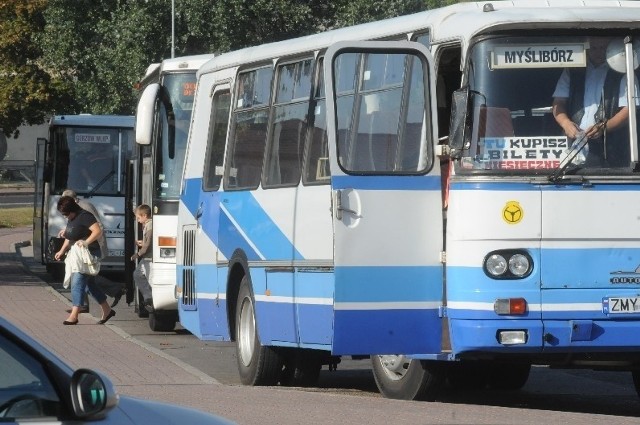 Kierowca autobusu dostanie około 3.000 zł, jeśli ma co najmniej dziesięć lat stażu