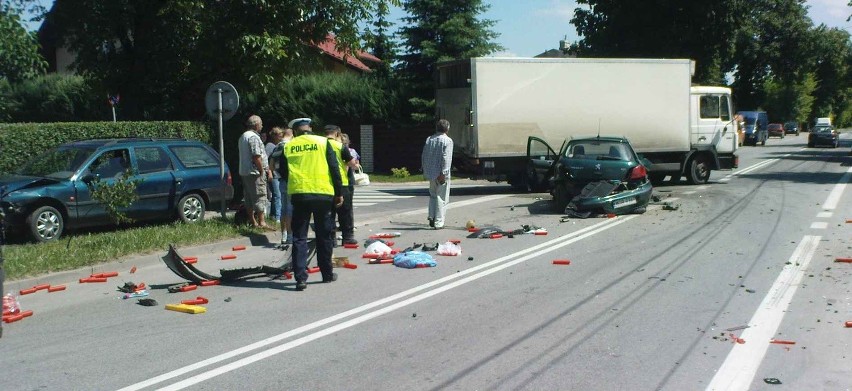 Wypadek w Grójcu! Rozbite dwa samochody, trzeci wleciał pod sklep. Tylko cudem nikogo tam nie było (zdjęcia)