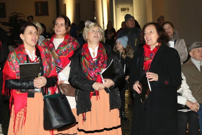 Pieśniobranie Listopadowe na Wzgórzu Zamkowym w Kielcach. Zabrzmiały najpiękniejsze pieśni z naszej historii