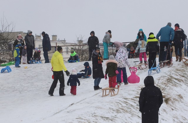 W niedzielę po opadach śniegu odwiedziliśmy park na Gołębiowie II oraz park Leśniczówka. Dużym powodzeniem wśród dzieci cieszyły się górki saneczkowe. Były one oblegane przez tłumy miłośników sportów zimowych. >