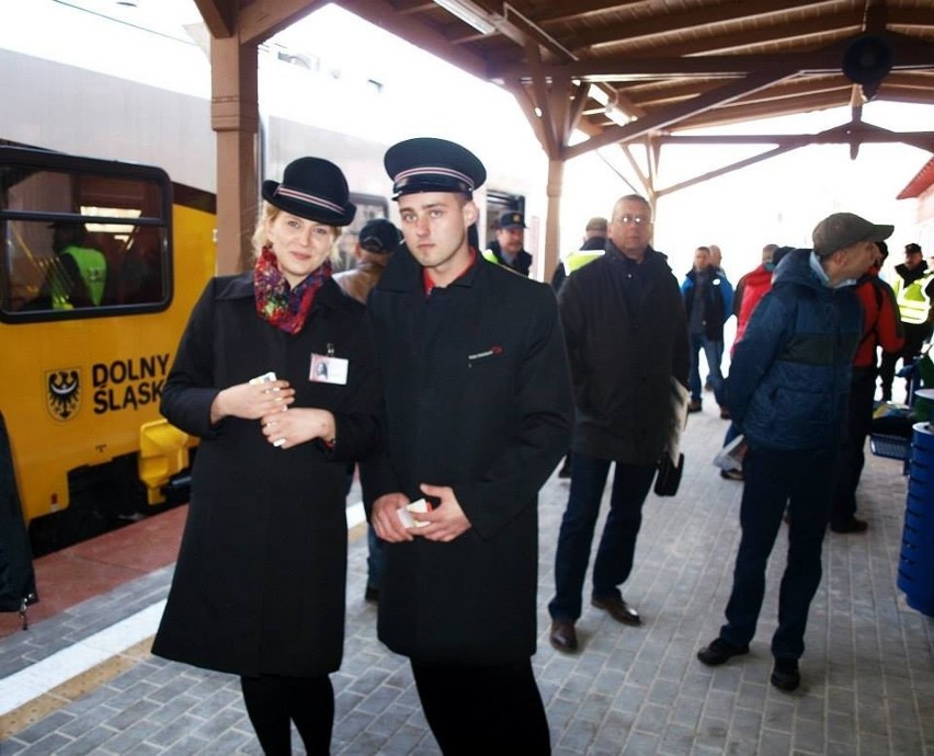 Dolny Śląsk: Pociąg Jelenia Góra - Szklarska Poręba wrócił na tory. Tłumy na stacji [ZDJĘCIA]