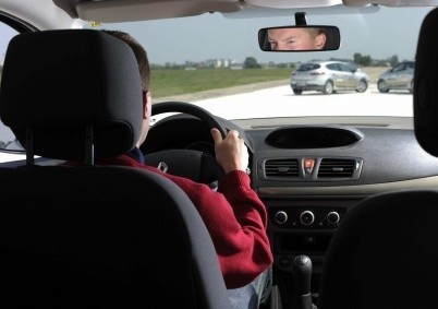Odwracając wzrok od drogi kierowcy umyka wiele informacji. 