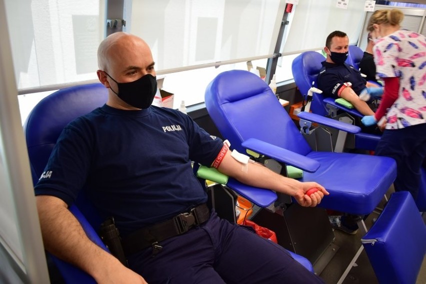 Policjanci z całego Podkarpacia w ramach akcji oddali blisko 14 litrów krwi! (ZDJĘCIA) 